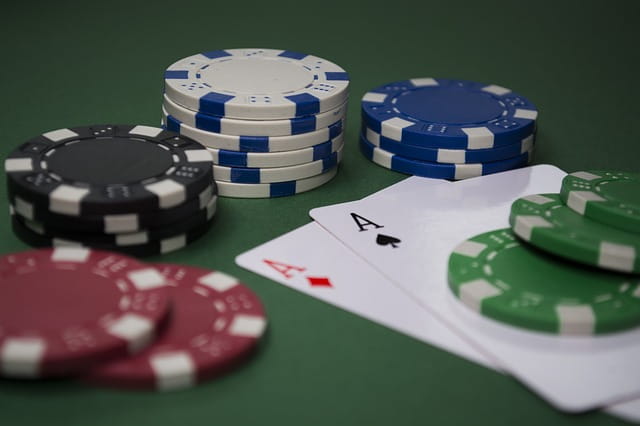 Poker Karten und Spielchips im Casino.